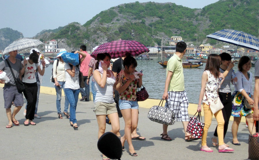 Năm nay khó xảy ra nắng nóng kỷ lục - 1 Người đi đường cần có biện pháp chống nóng hữu hiệu nhằm bảo vệ sức khỏe