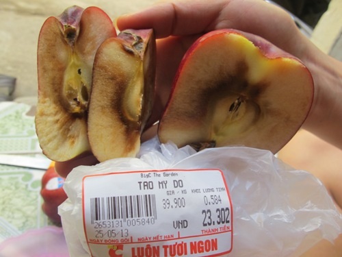 BigC bán táo thối cho khách hàng - 1 BigC bán táo thối cho khách hàng