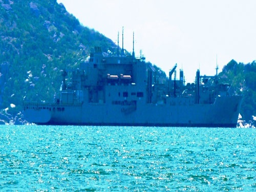 Tàu USNS Amelia Earhart tại vịnh Cam Ranh