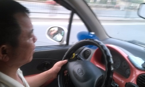 Xe taxi gắn quạt con cóc. Ảnh: Sỹ Lực .