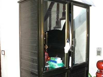 Tủ kính nhà bà Hợp bị các đối tượng đập vỡ.