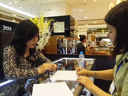 Mua “hàng hiệu” rước bực mình - 1 QLTT TP HCM đang kiểm tra một cửa hàng tại một trung tâm thương mại