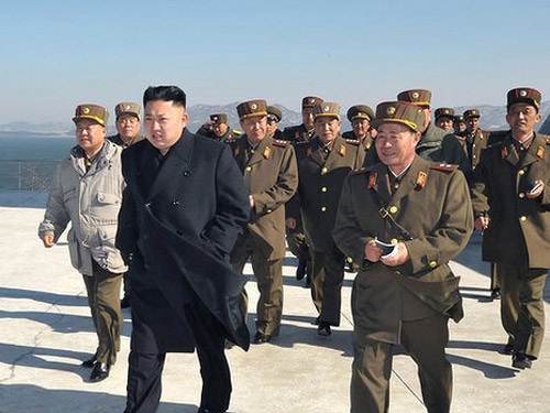 Ông Kim Jong-un đi đâu cũng có đội ngũ quan chức cao cấp tháp tùng. Ảnh: AP