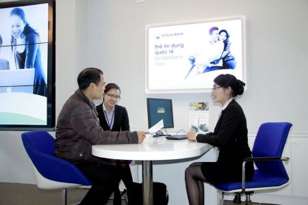 Lên kế hoạch mua nhà chỉ từ... 1 triệu đồng/tháng - 1 Khách hàng đang được nhân viên OceanBank tư vấn về các giải pháp tài chính