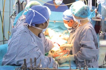 Nên đến cơ sở y tế uy tín để làm đẹp và xử lý được các biến chứng kịp thời.