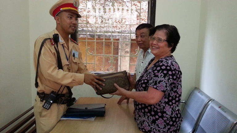 CSGT Hà Nội nhặt được ví tiền, điện thoại trả lại người mất - 1 CSGT Hà Nội nhặt được ví tiền, điện thoại trả lại người mất