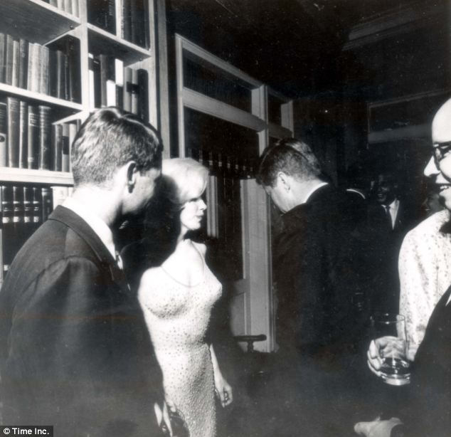 Tiết lộ về đêm cuối cùng của minh tinh Marilyn Monroe - 1 Hình ảnh của Marilyn Monroe cùng tổng thống John Kennedy (bên phải cô) và