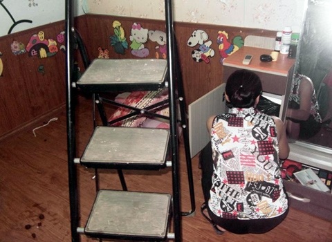 Nghẹt thở cứu cháu bé bị bố dùng súng khống chế - 1 Căn phòng nơi Bách cố thủ, khống chế con đẻ của mình.