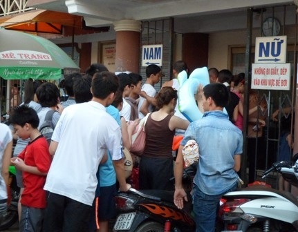 Rất đông người xếp hàng mua vé vào bể bơi số 3 Nguyễn Quý Đức, Thanh Xuân, Hà Nội