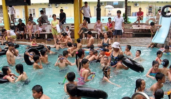 Người lớn trẻ em chen chúc nhau trong bể bơi