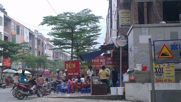 Hàng quán san sát nhau ở khu đô thị Văn Khê.