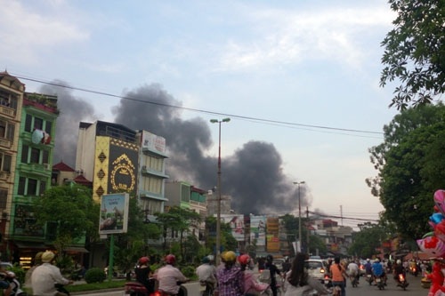 Hà Nội: Hỏa hoạn lớn tại kho hóa chất - 3 Từ xa cũng có thể nhìn thấy đám cháy này