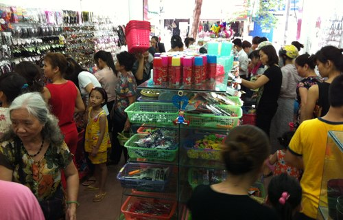 Mới xuất hiện, đồ gia dụng 10.000 đồng đã hút khách