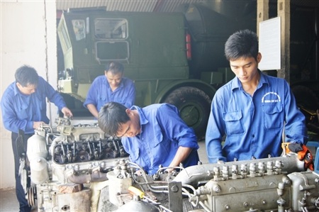 Tổ sửa chữa thuộc Đội hỏa lực – Đoàn 679 bảo dưỡng động cơ xe bệ phóng tên lửa ZIN 135.