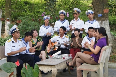 Cán bộ, chiến sĩ Đoàn 679 giao lưu văn nghệ với Đoàn viên thanh niên địa phương.