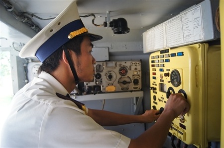 Trắc thủ số 1 tiến hành đặt độ cao phóng chế độ bắn theo mệnh lệnh của Sở chỉ huy.