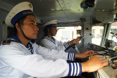 Kíp chiến đấu thực hiện kiểm tra tên lửa trước khi phóng.