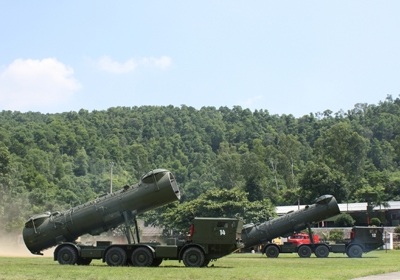 Xe chở tên lửa thao diễn hiệp đồng tác chiến.