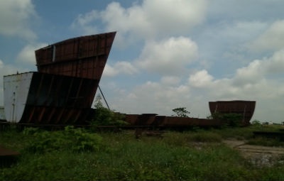 Vật vờ "tàu ma" bên bờ sông Ninh Cơ - 1 Xác tàu nằm vật vờ như những bóng ma.