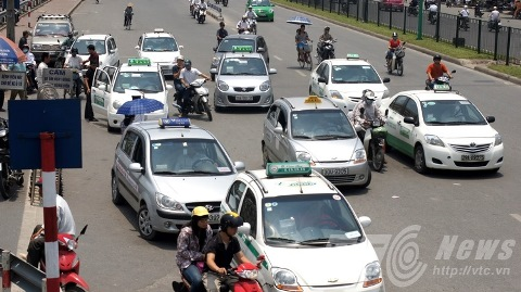 Hà Nội: Taxi "dàn trận" trước cổng bệnh viện - 2 Taxi 'dàn trận trước cổng bệnh viện Bạch Mai