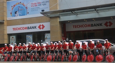 Techcombank tặng 8.800 mũ bảo hiểm cho khách hàng trong ngày 19/6 - 1 Đồng loạt ra quân giới thiệu chương trình đến khách hàng