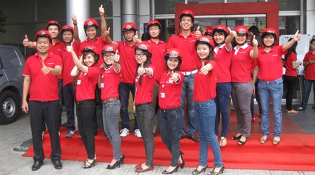 Techcombank tặng 8.800 mũ bảo hiểm cho khách hàng trong ngày 19/6 - 2 Đồng loạt ra quân giới thiệu chương trình đến khách hàng