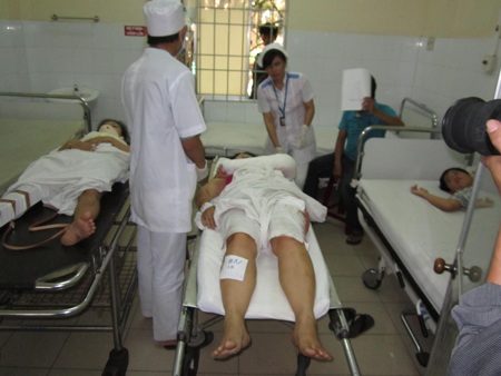 Tai nạn 29 người thương vong: Không đâm vào núi, sẽ rơi xuống vực - 3 Vẫn còn nhiều người hôn mê, trọng thương đang được cấp cứu