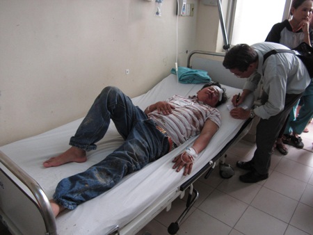 Tai nạn 29 người thương vong: Không đâm vào núi, sẽ rơi xuống vực - 2 Anh Sinh đang được cấp cứu tại bệnh viện