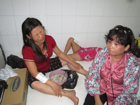 Tai nạn 29 người thương vong: Không đâm vào núi, sẽ rơi xuống vực - 1 Cô giáo Hương đau khổ với cái chết của mẹ