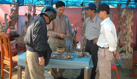 Đốt thử trầm hương để giới thiệu với khách hàng