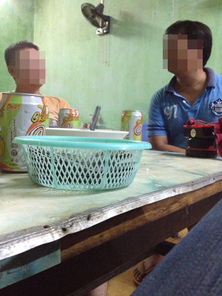 Kang (bên phải) và người phiên dịch trong cuộc trò chuyện lúc nửa đêm với phóng viên