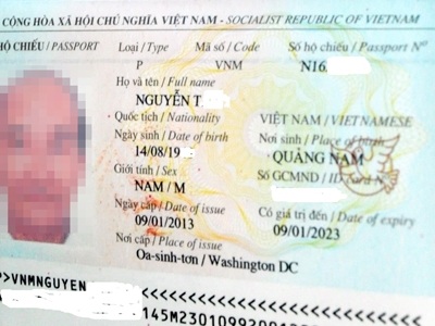 Tấm hộ chiếu của ông Nguyễn T. được cấp tại Washington DC. Ảnh: Nam Cường.