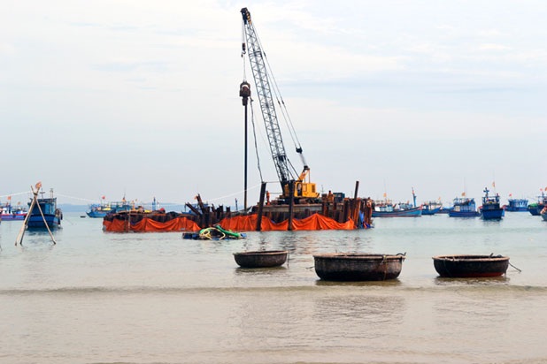 Chuyện chưa kể về cuộc khai quật con tàu đắm 700 năm tuổi - 2 Tháo dỡ kè chắn sóng.