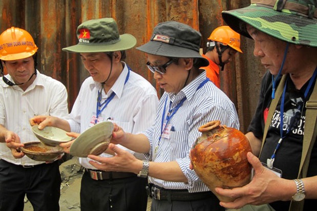 Chuyện chưa kể về cuộc khai quật con tàu đắm 700 năm tuổi - 3 Các chuyên gia nghiên cứu cổ vật từ con tàu đắm.