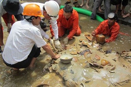 Chuyện chưa kể về cuộc khai quật con tàu đắm 700 năm tuổi - 1 Nhiều cổ vật bị hư hỏng do ngư dân lặn biển tranh giành trước khi khai quật.