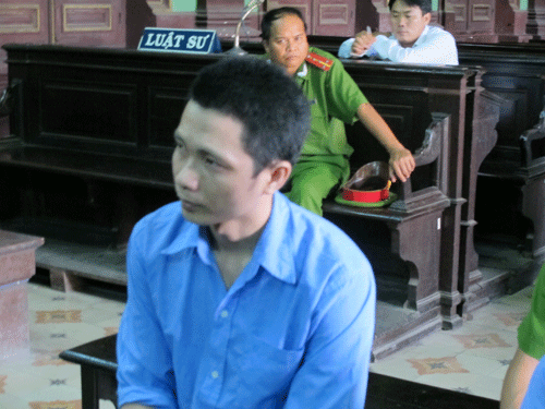 Mẹ bị hại yêu cầu giám định tâm thần cho chồng hờ