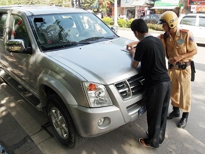 Xe biển xanh vi phạm là "alô sếp" - 1 Xe biển xanh vi phạm là alô sếp