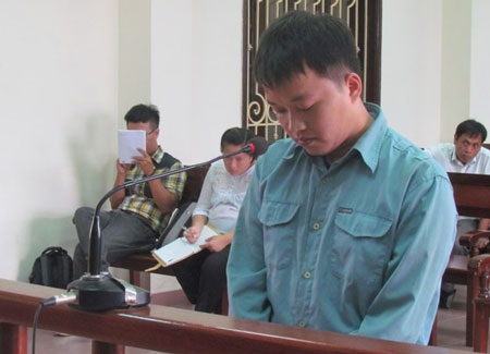 Bị cáo Quỳnh lí nhí trước vành móng ngựa (Ảnh: Thu Hằng)