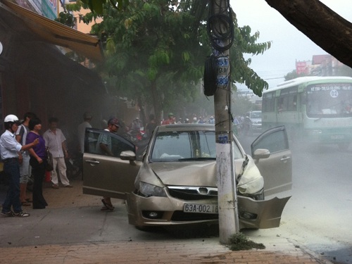 Bị xe “điên” tông, chân cụ già gãy làm ba - 1 Tông vào cụ bà xong xe con tiếp tục tông vào trụ điện