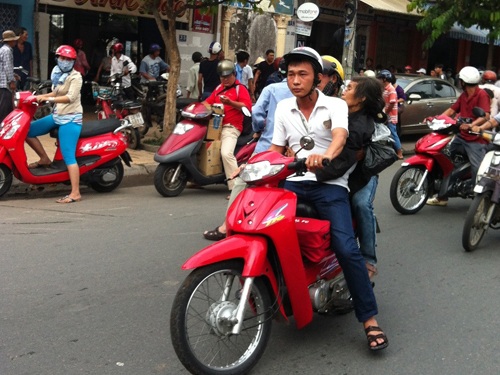 Bị xe “điên” tông, chân cụ già gãy làm ba - 2 Cụ bà ngay sau đó được đưa đi cấp cứu