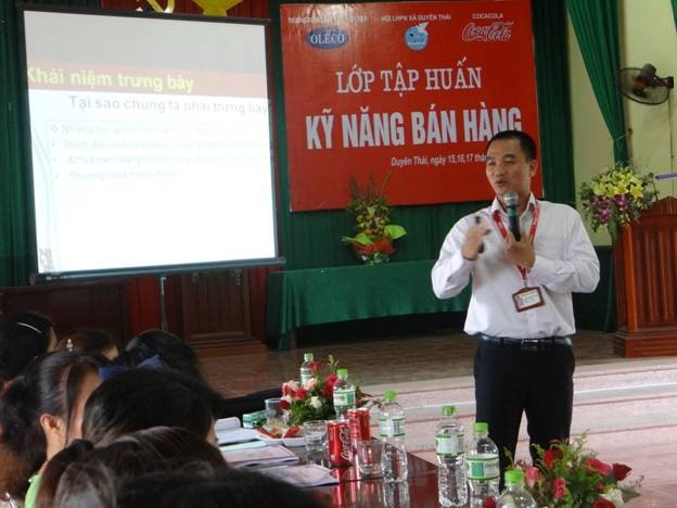 Coca-Cola Việt Nam giúp tiểu thương nâng cao kỹ năng kinh doanh - 2 TS. Trần Văn Bảo - Trường Đại học Kinh tế Quốc dân giảng dạy kỹ năng bán hàng