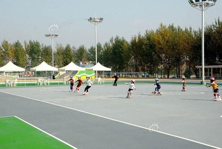 Trẻ em chơi đùa trên sân patin mới được xây dựng ở thủ đô Bình Nhưỡng - Ảnh: Sina.