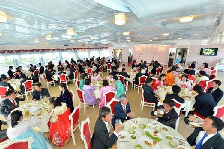 Trẻ em chơi đùa trên sân patin mới được xây dựng ở thủ đô Bình Nhưỡng - Ảnh: Sina.