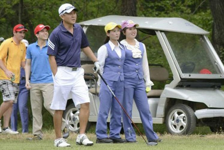 Trẻ em chơi đùa trên sân patin mới được xây dựng ở thủ đô Bình Nhưỡng - Ảnh: Sina.