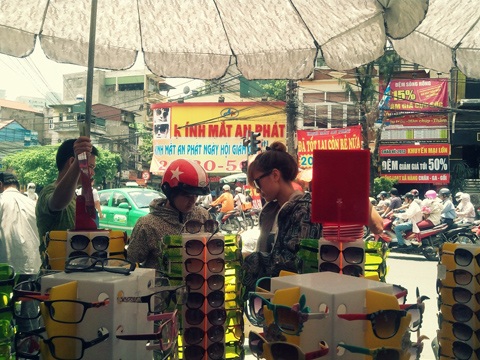 Kính "hàng hiệu" 20.000 đồng "đại náo" Hà Nội - 1 Kính siêu rẻ đang được bày bán khắp Hà Nội