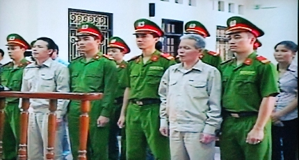 Bị cáo Vươn và đồng phạm tại phiên tòa sơ thẩm.