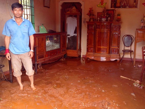 Cống vỡ làm bùn đất tràn vào nhà dân