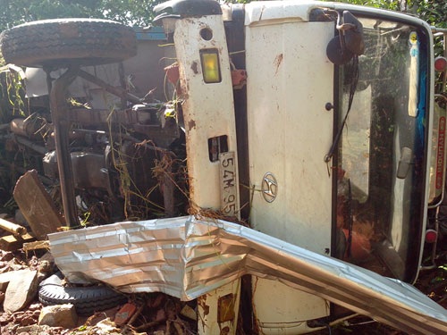 Xe tải bị nước cuốn trôi