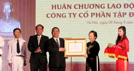 Tập đoàn Hoa Sen nhận Huân chương Lao động hạng Ba