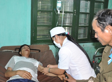Xi măng Xuân Thành xây nhà tặng hai cha con “người rừng” - 1 Cha con người rừng đang được cộng đồng rất quan tâm để ổn định sức khỏe, cuộc sống